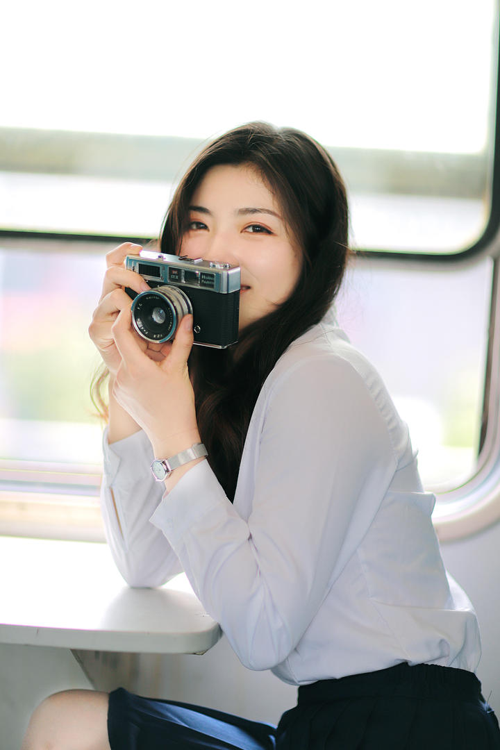 手拿相机清纯女生写真摄影图片