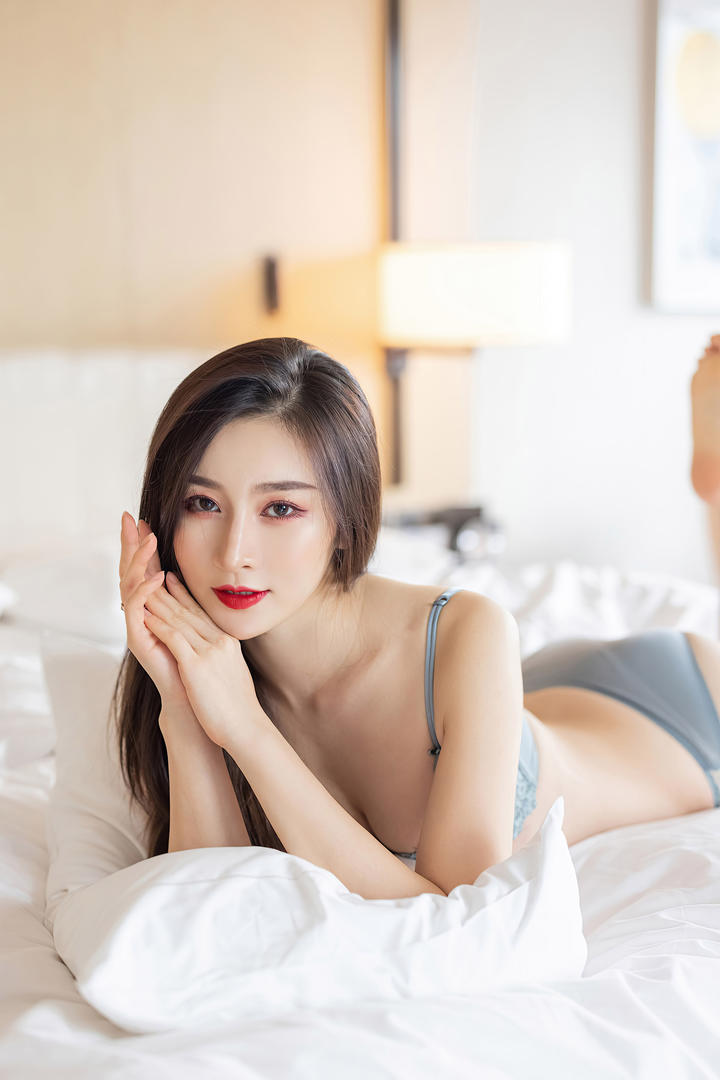 趴在床上的性感内衣美女久久国产精品嫩模写真集