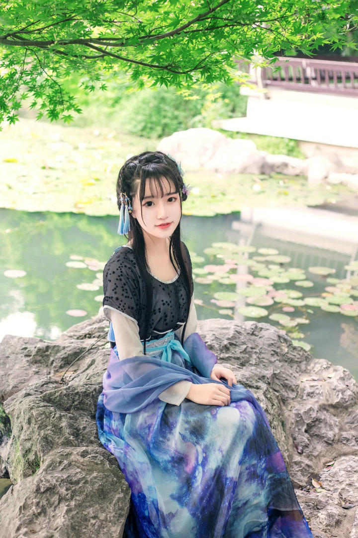 坐在假山上的网图女生头像甜美古装美女艺术写真图片