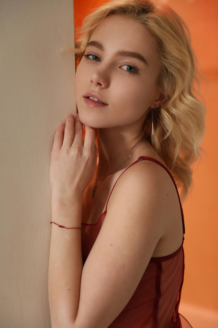 眼神放电的欧美在线美女写真图片