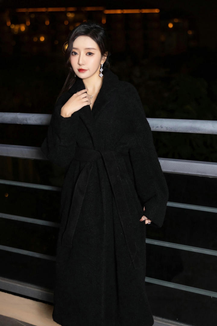 穿黑色风衣的极品气质美女王馨瑶摄影写真大图