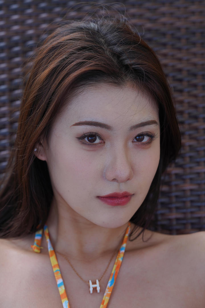 五官精致的大眼睛美女头像图片