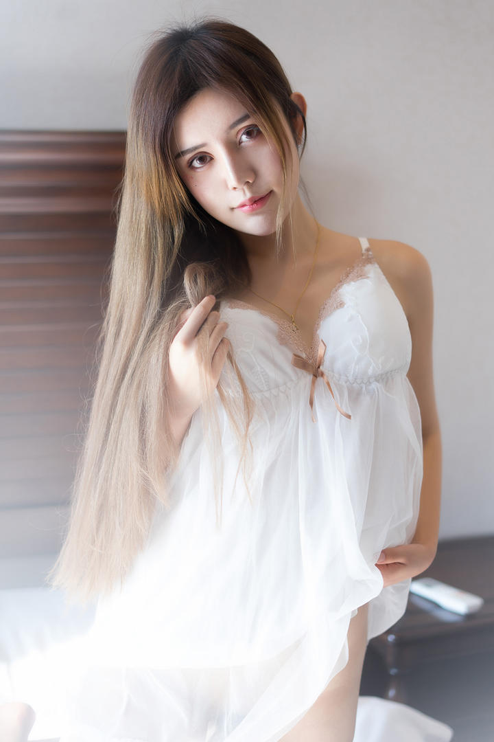 穿着白色纱裙的高清美女图片