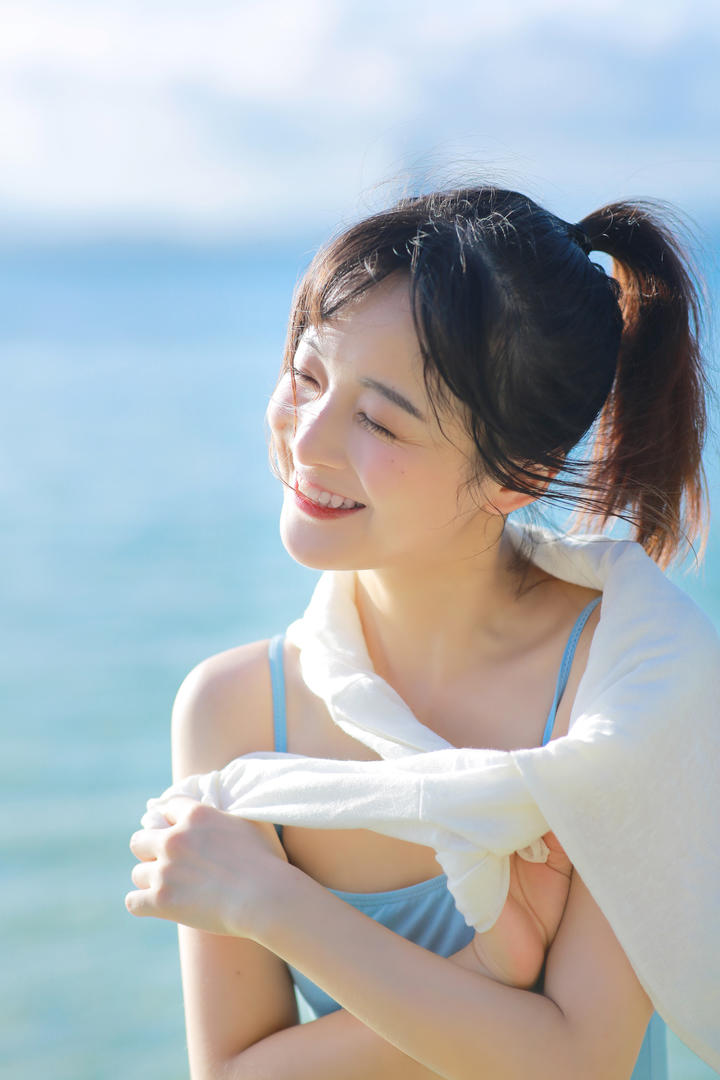 笑容灿烂的清纯美女泳装写真套图