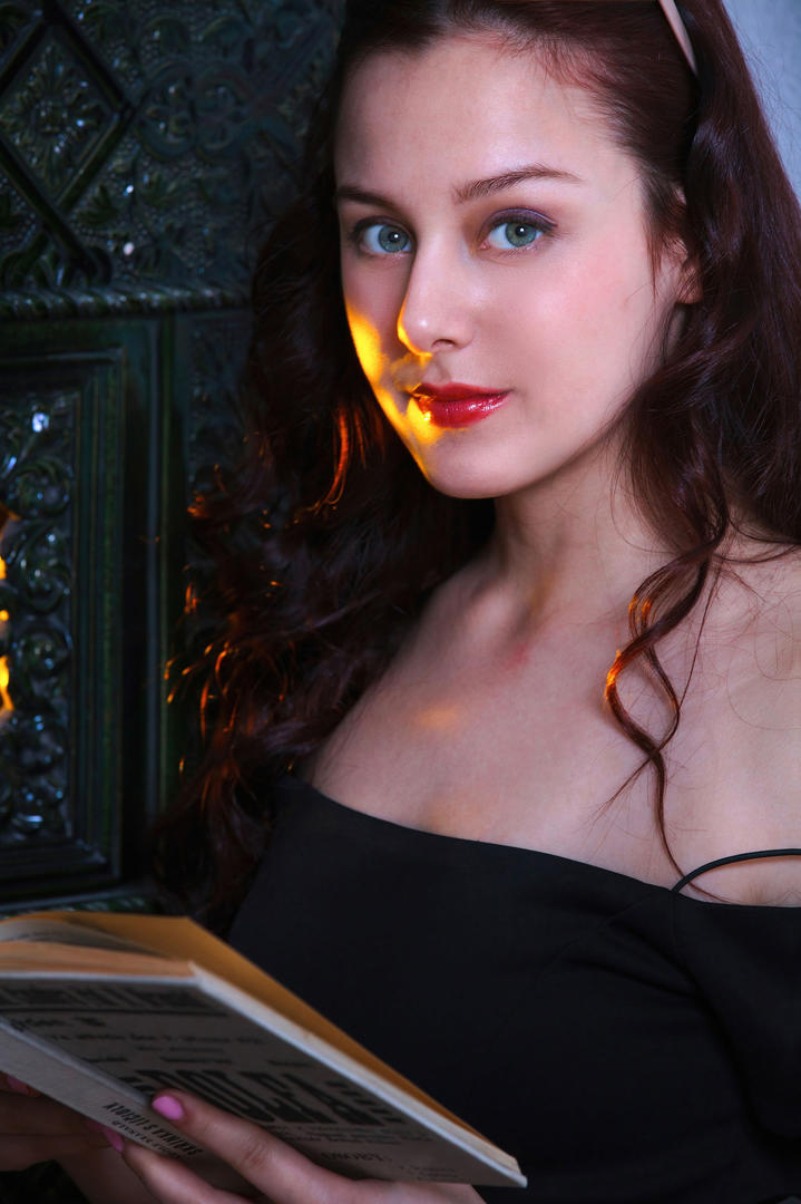 看书的乌克兰成熟美女高清写真图片