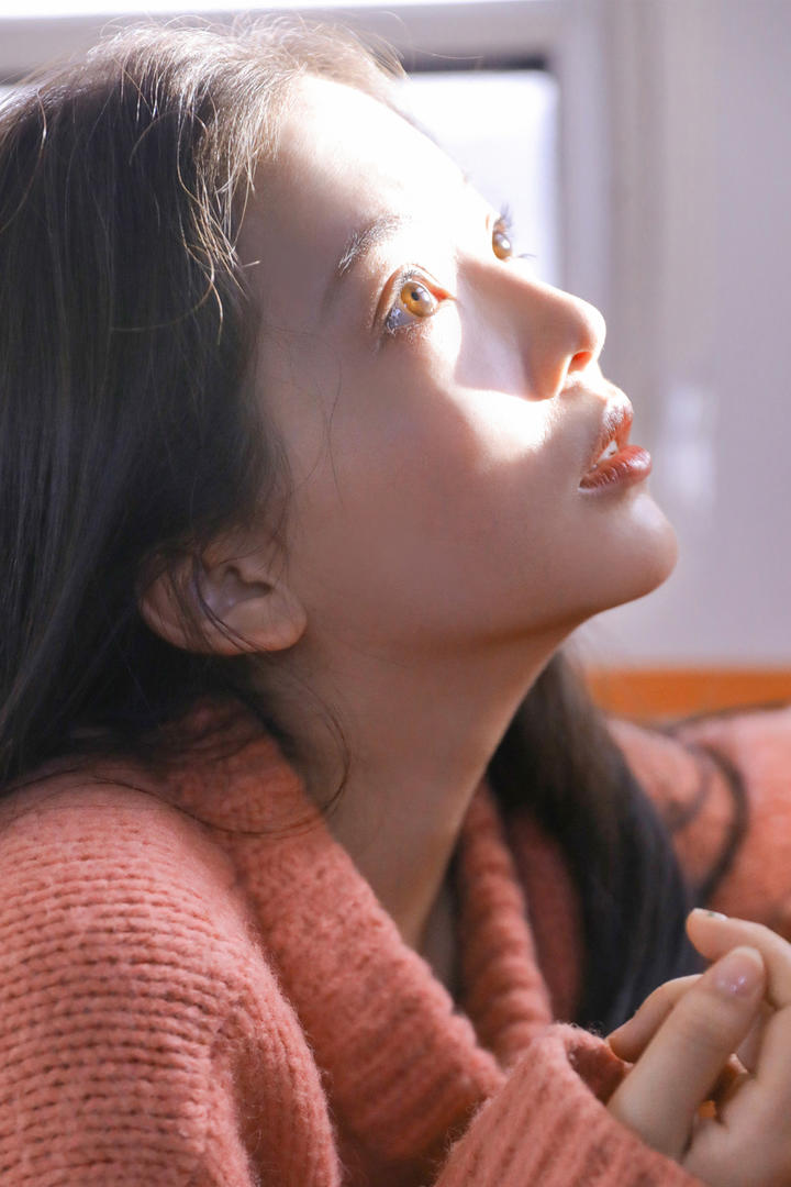 抬起头的唯美清纯女生头像图片