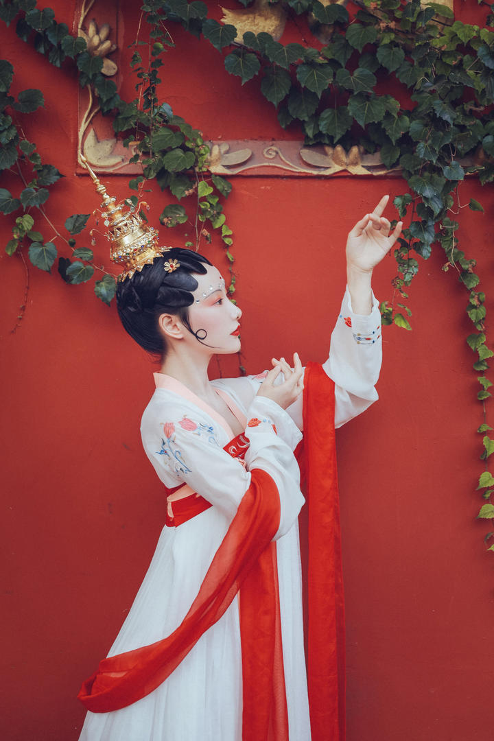 超清站在墙边的古装美女艺术写真图片