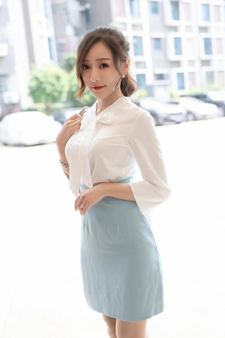 清纯靓丽的街拍时尚美女王馨瑶图片