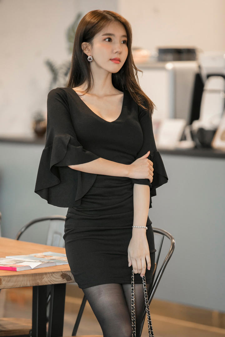 靠在桌子上的韩国美女金孝轩写真