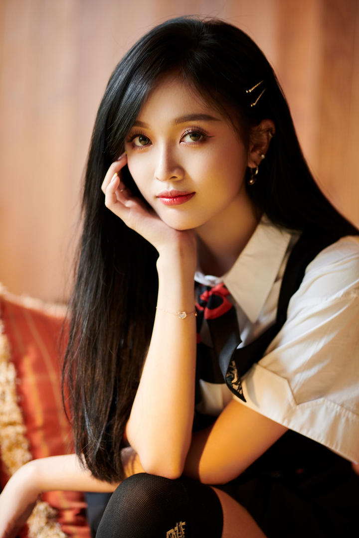 恬静美女明星吴宣仪图片