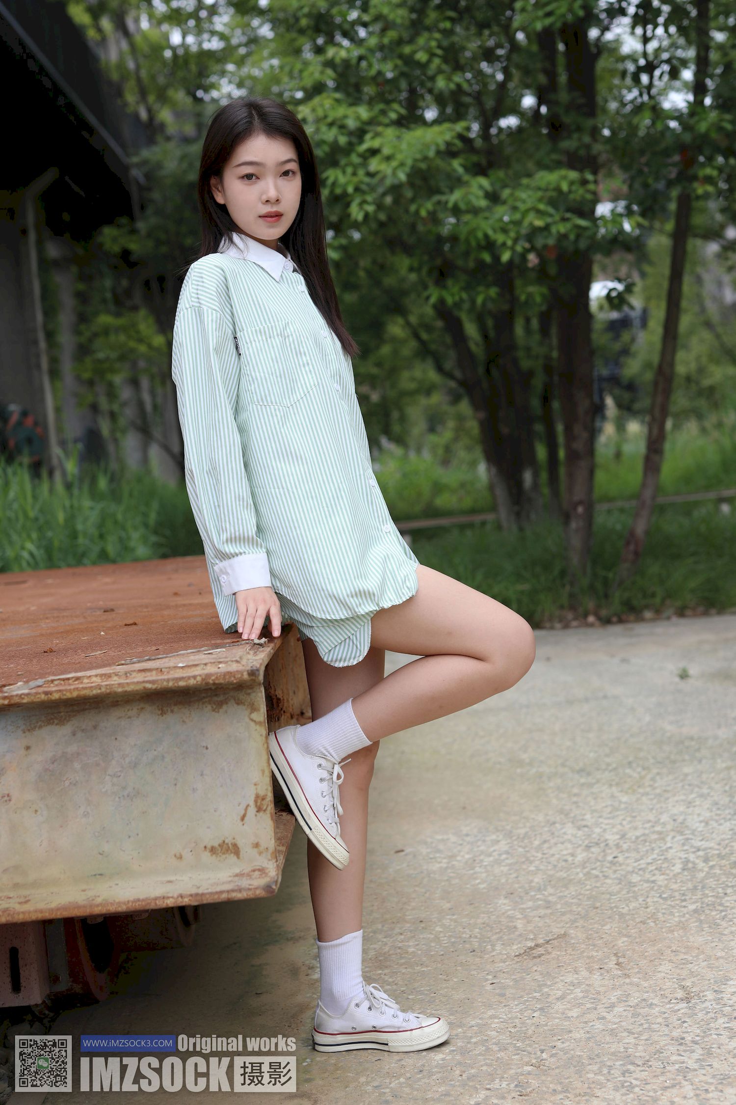 MZSOCK爱美足模特香菜条纹衬衫修长美腿户外写真