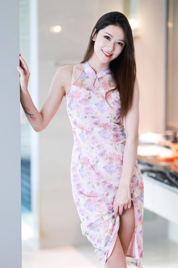 穿粉色碎花旗袍的高清美女方子萱gogo人体艺术图片免费下载