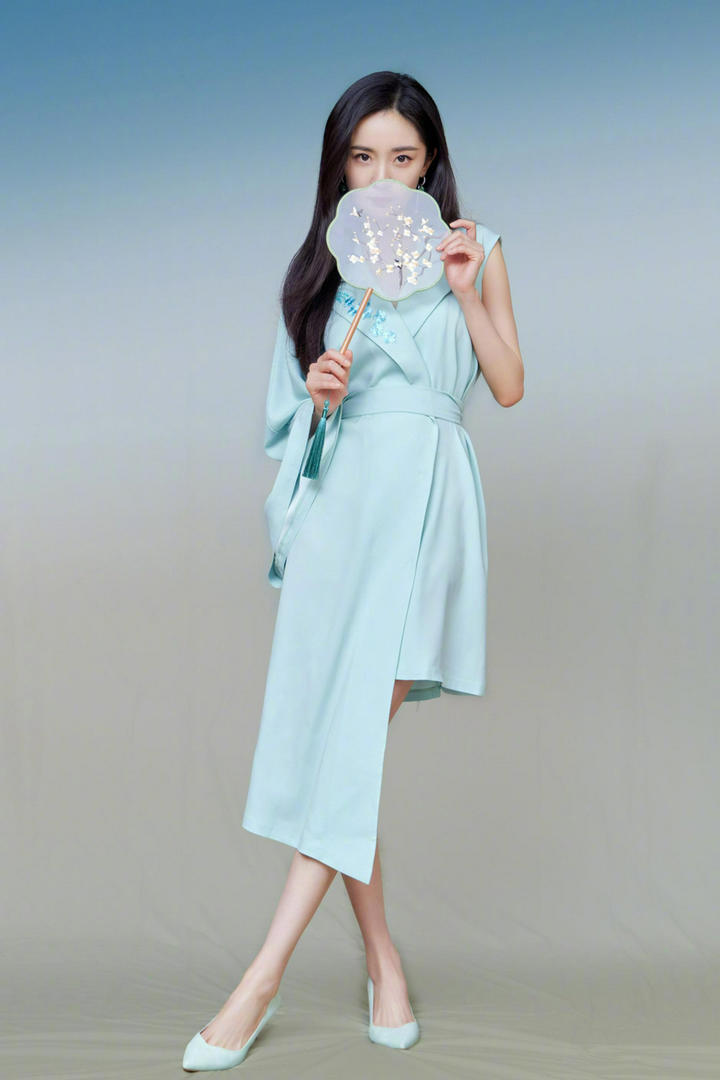 穿着裙子的美女明星杨幂图片