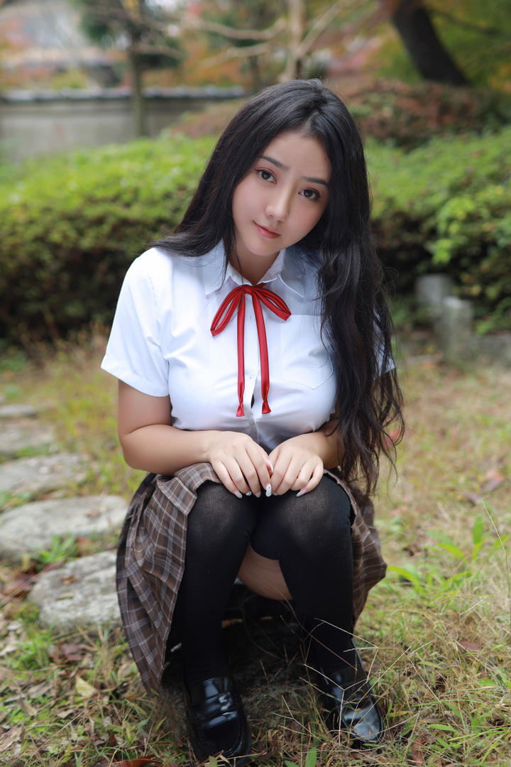 蹲在草地上的高清校服美女图片