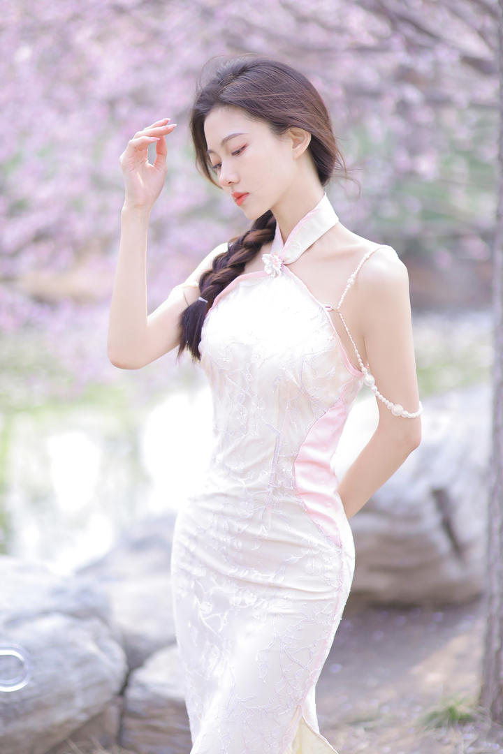 身材苗条的极品旗袍美女高清户外写真图片