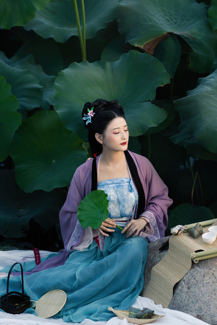 荷花池中的古典汉服美女主播个人写真图片