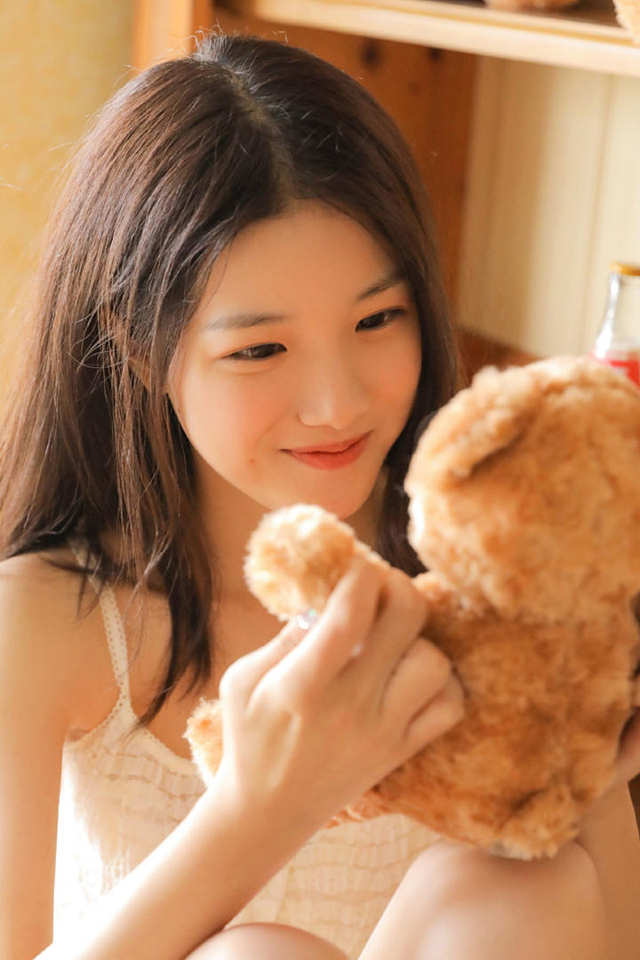拿着玩偶的清纯美女写真