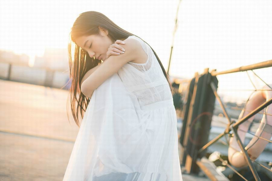赵洁清纯迷人阳光写真