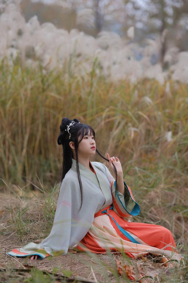 荒山野岭里的唯美古装美女艺术写真图片