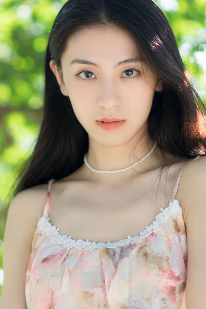 高颜值清纯女生壁纸夏季清凉穿搭图片