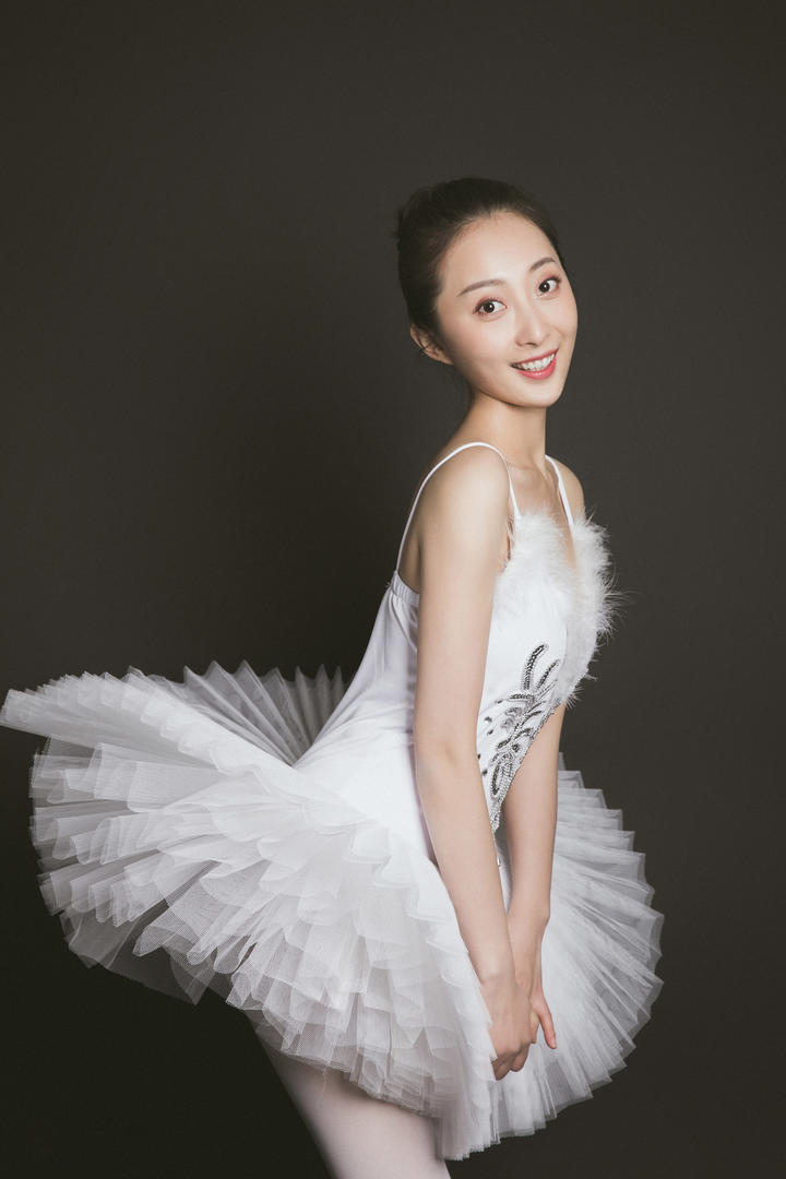 跳芭蕾舞的美女佳敏人体艺术写真图片