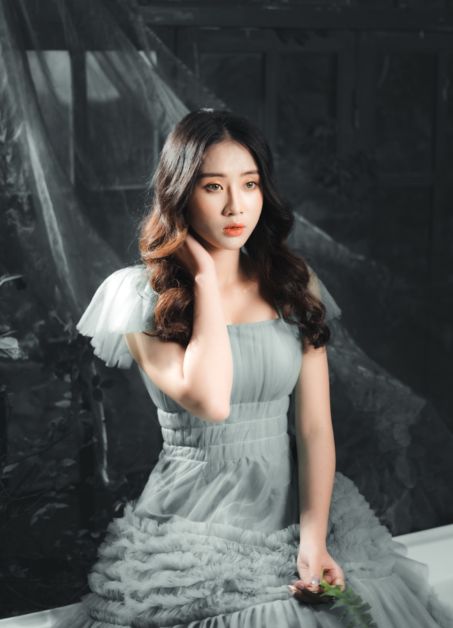 亚洲美女灰色系婚纱写真图片