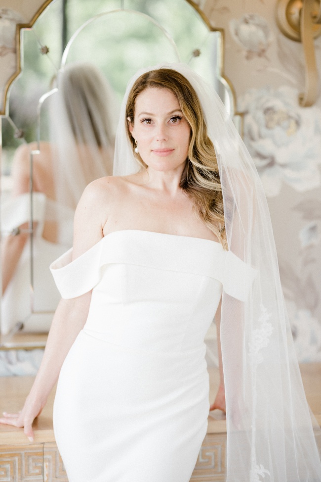 气质美女白色婚纱图片