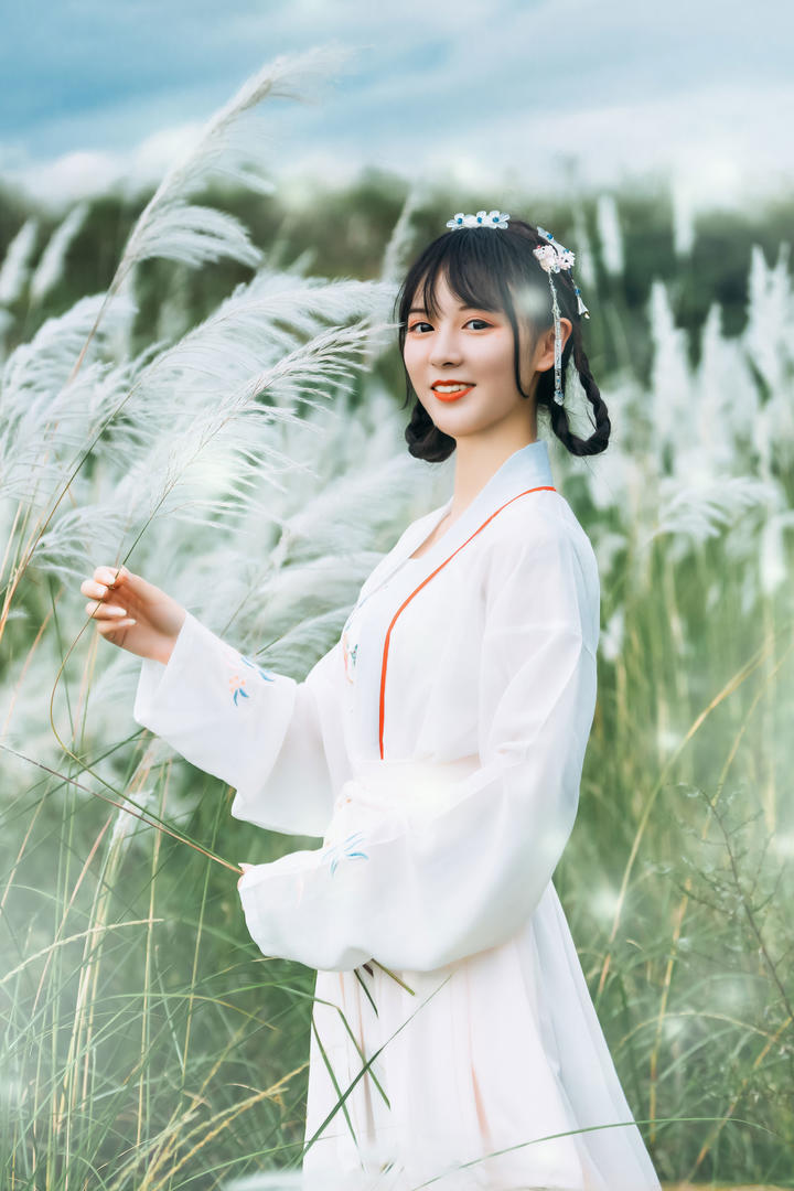 草原上的唯美白衣古装美女高清古风壁纸图片