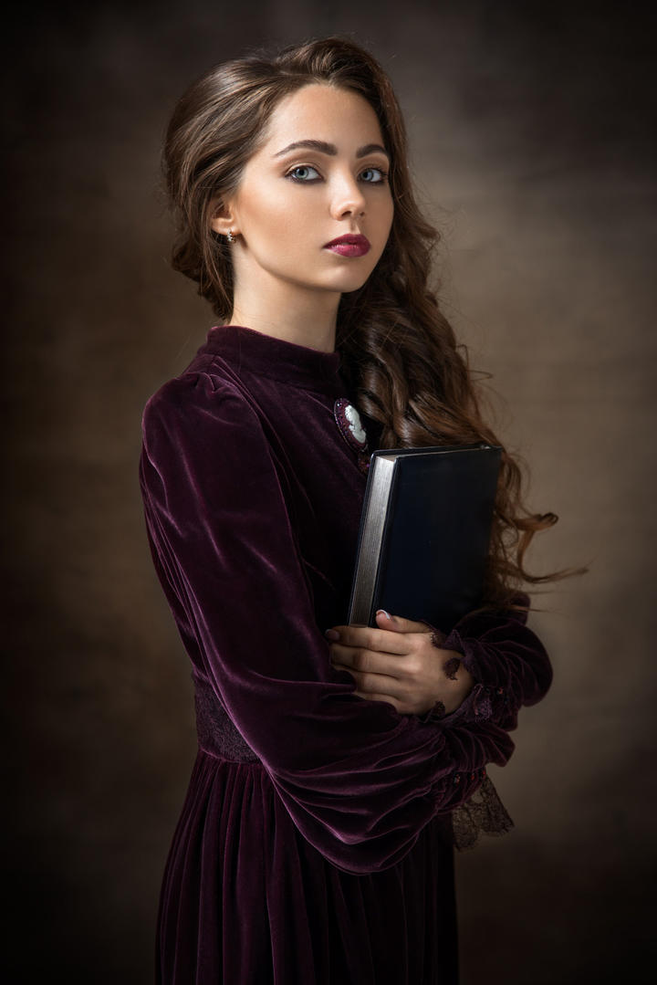 抱着书本的欧美美女艺术写真图片