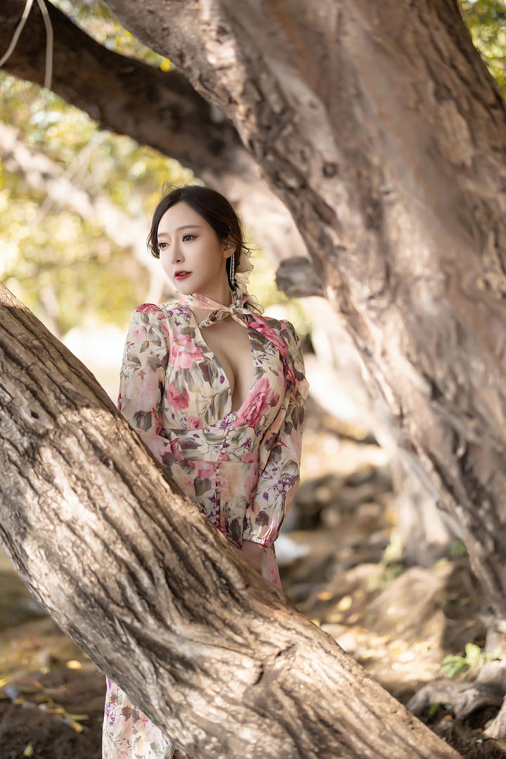 站在大树下的清纯美女王馨瑶国模私拍图片