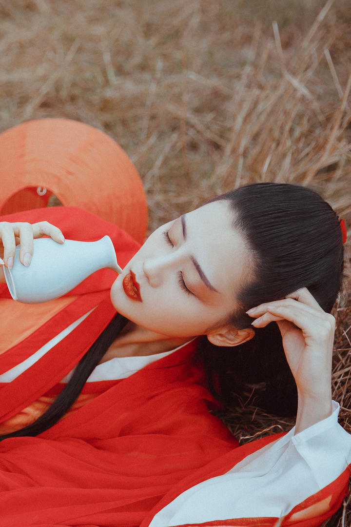 醉卧饮酒的古装美女图片