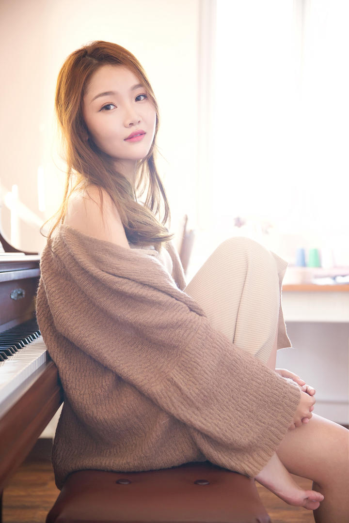 坐在钢琴边的气质美女国产精品素颜系列图片