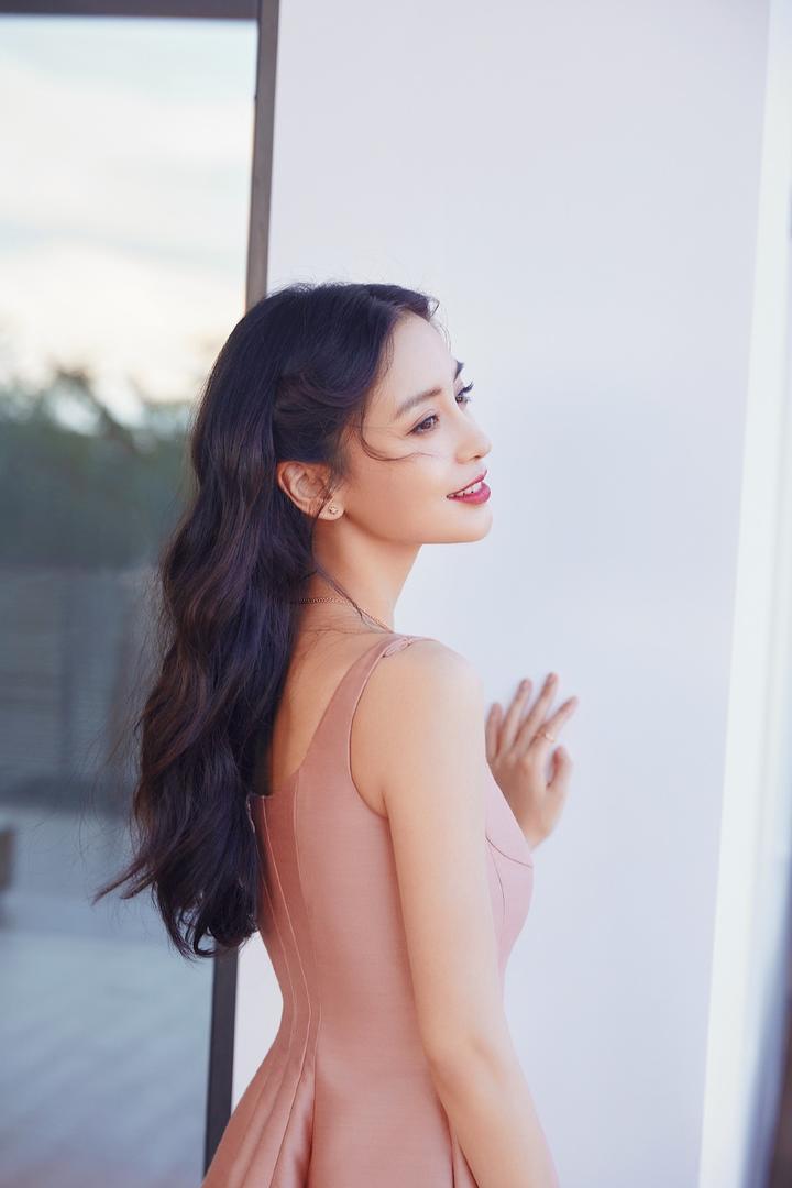 粉嫩香肩美女明星杨颖写真图片