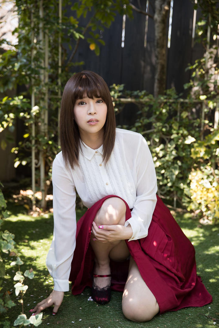 蹲在地上的日本长裙美女写真