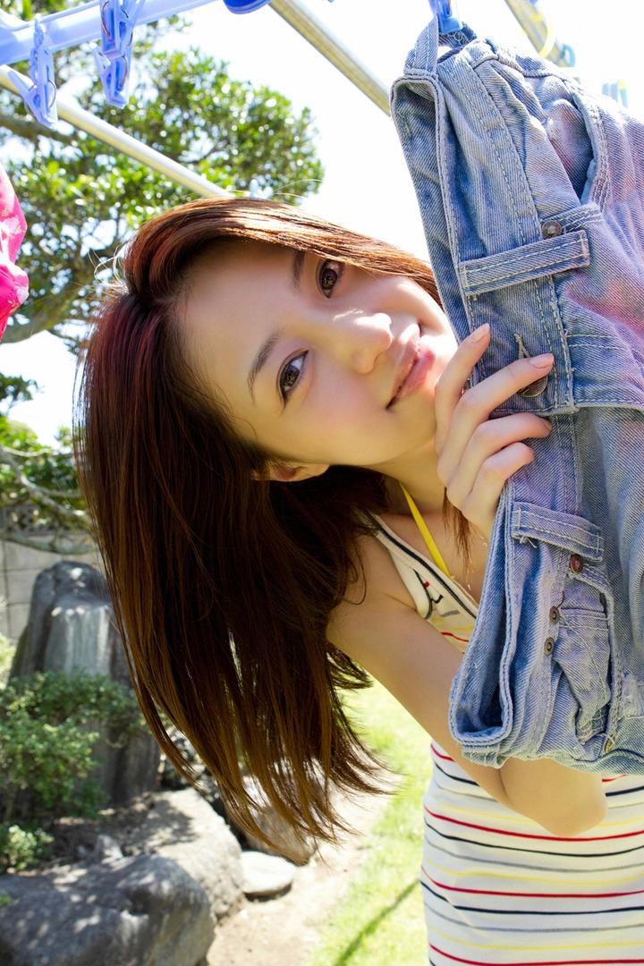日本清纯美女手持牛仔裤写真图片
