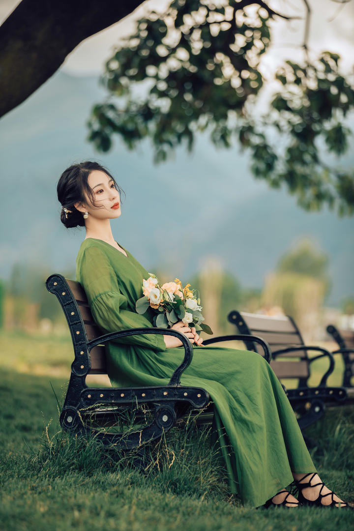 坐在长椅上的清纯美女户外摄影写真壁纸图片