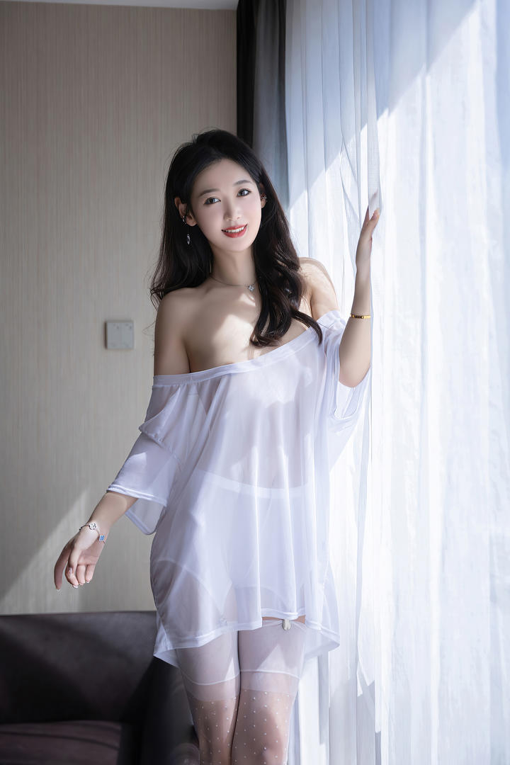 站在窗帘边的美女模特唐安琪116极品美女写真图片