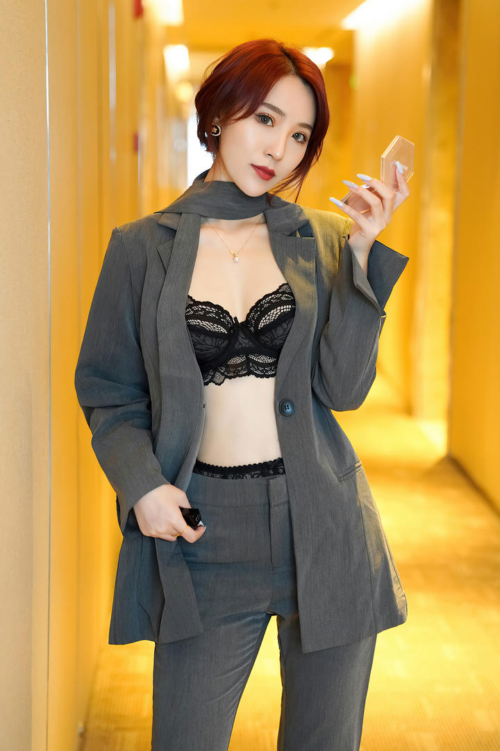 穿着西装的美女周慕汐性感美女脱衣图片