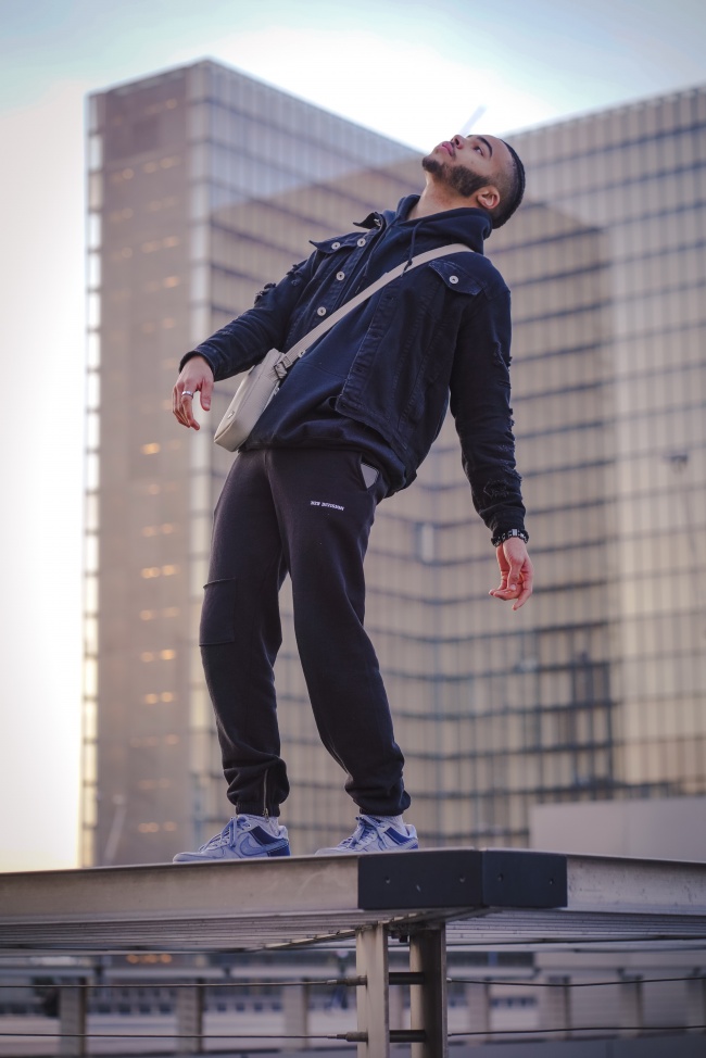 运动休闲风男人图片