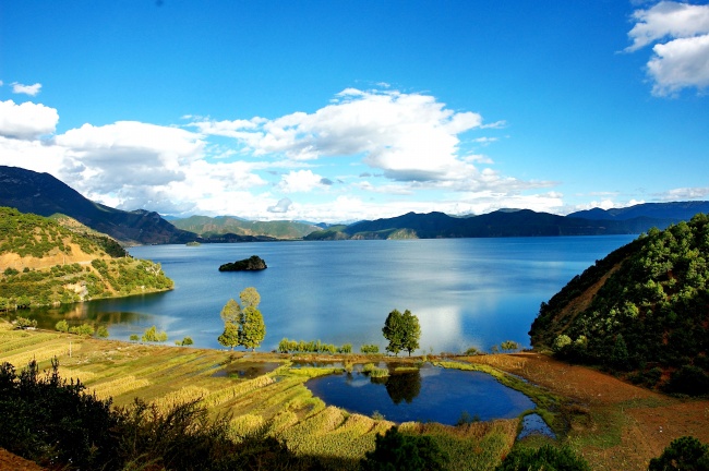 蓝天白云湖光山色图片