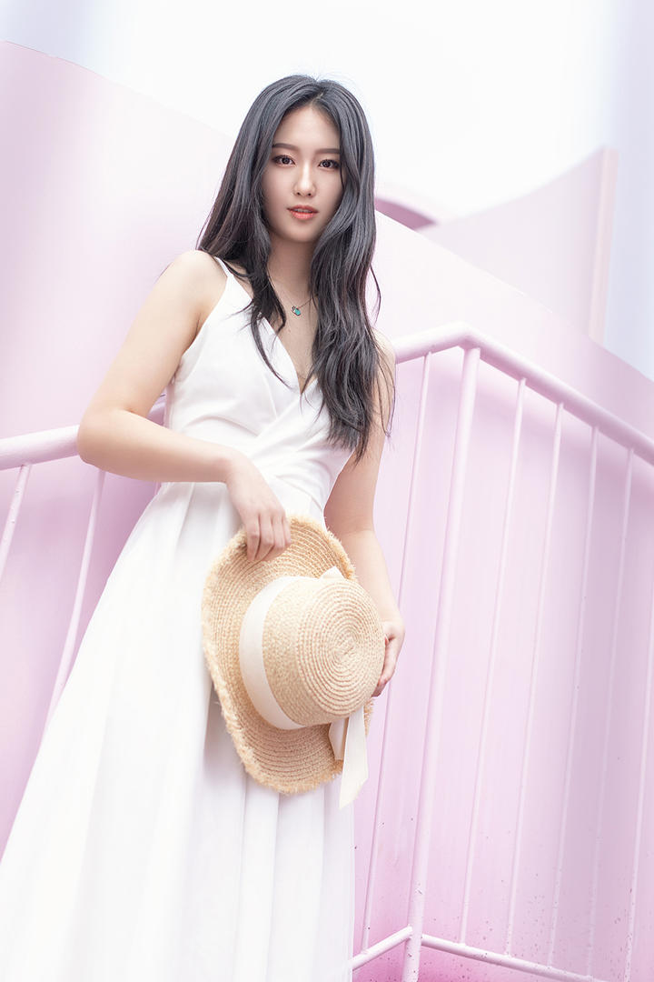 拿着帽子的清纯气质美女图片