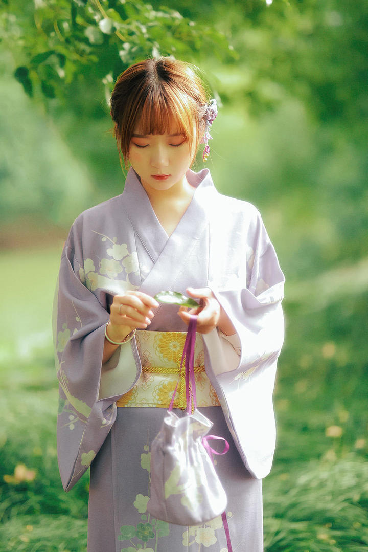 拿着树叶的日本清纯和服美女户外写真图片