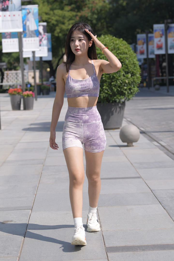 穿紧身运动套装的漂亮重庆美女街拍图片大全