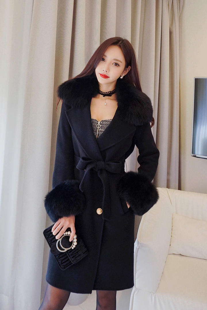 穿着大衣的韩国气质美女孙允珠写真