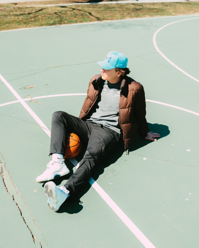 篮球场帅哥写真图片