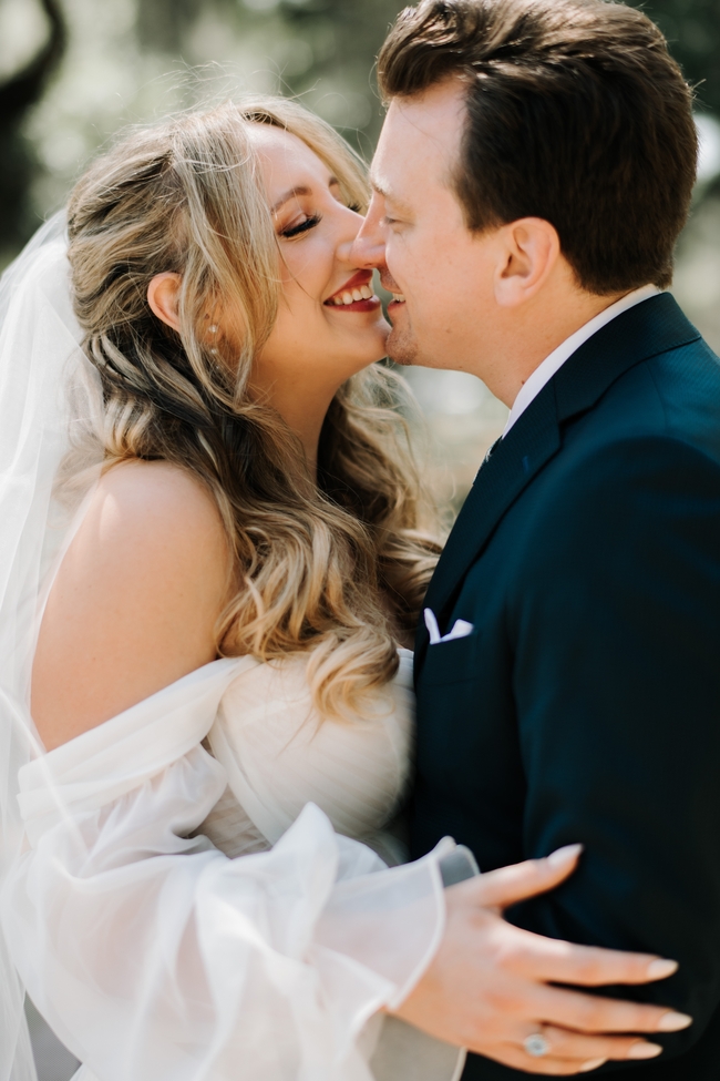 欧美浪漫相拥接吻的婚纱照图片