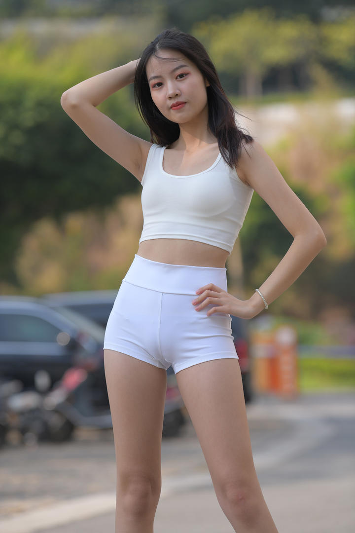 苗条身材的邻家女孩穿紧身裤街拍美女图片