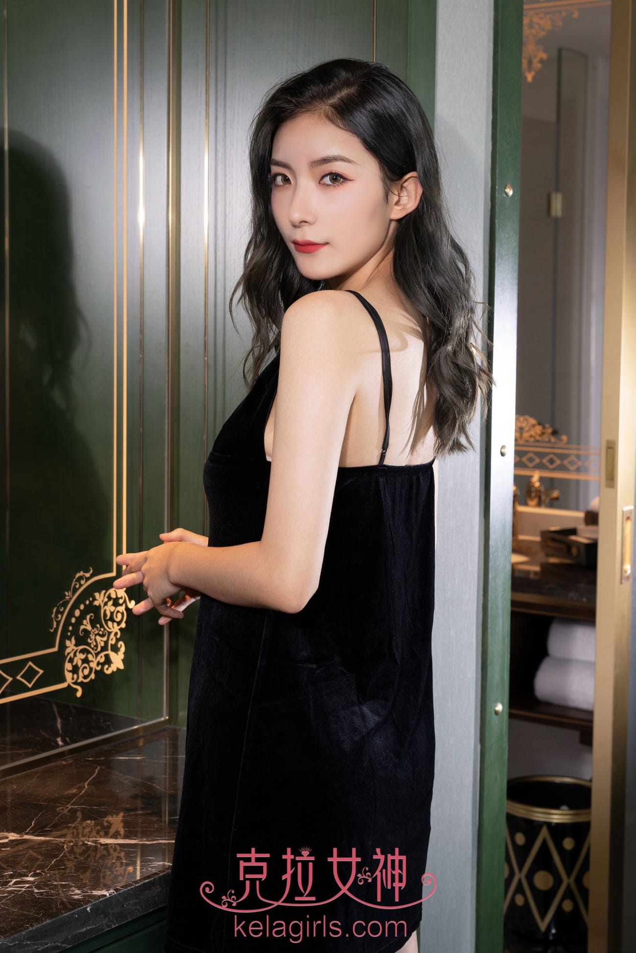 Kelagirls克拉苏展黑色吊带长裙烈焰红唇系列浴室写真