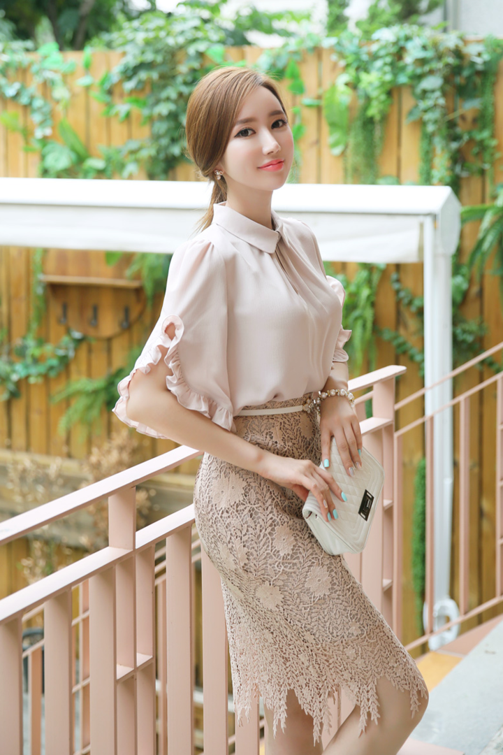 走廊上的韩国气质美女李妍静图片