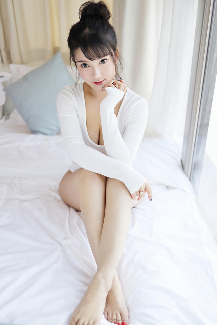 坐在床上的性感日本美女写真图片